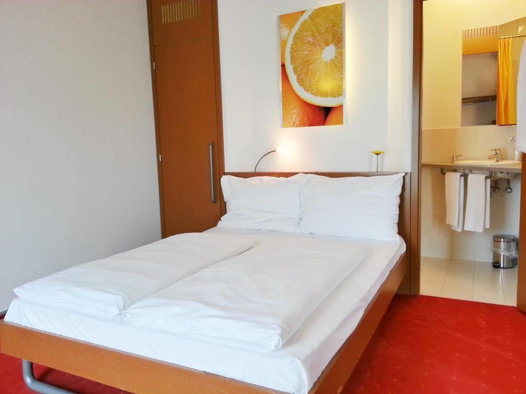 Отель Orange Wings Krems Экстерьер фото