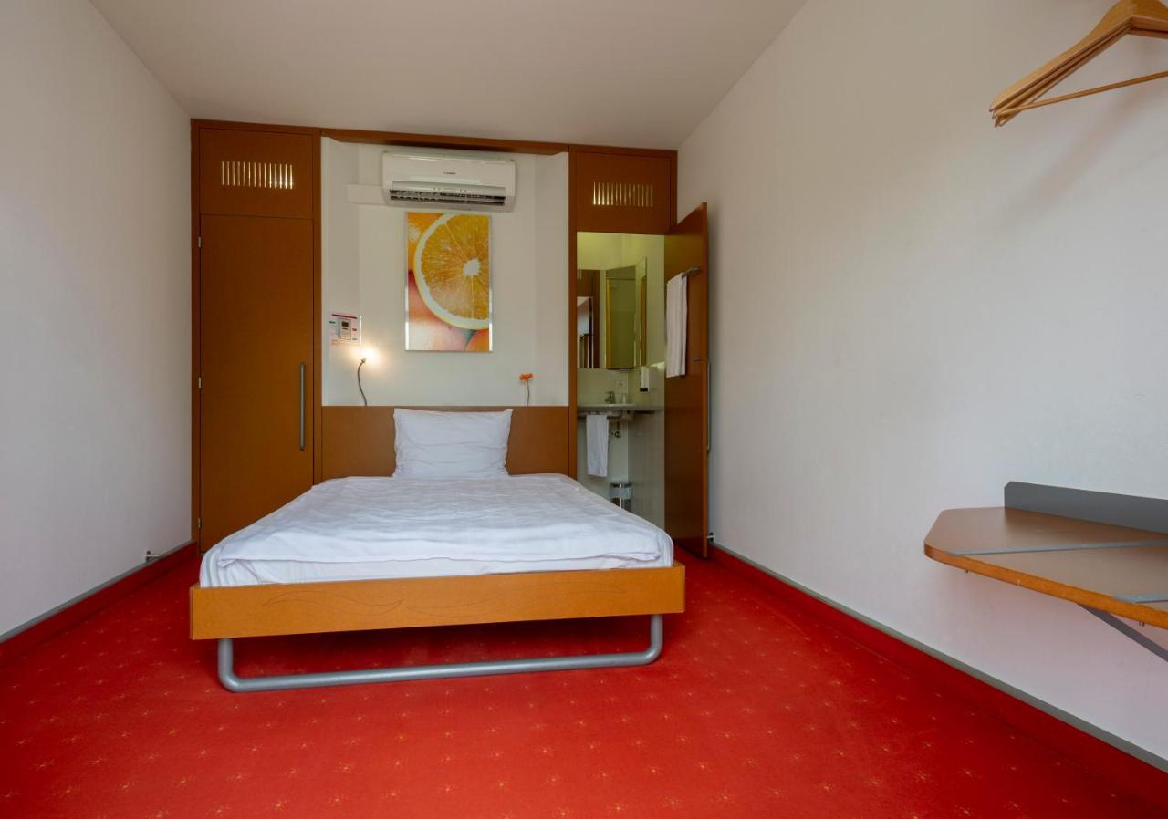 Отель Orange Wings Krems Экстерьер фото