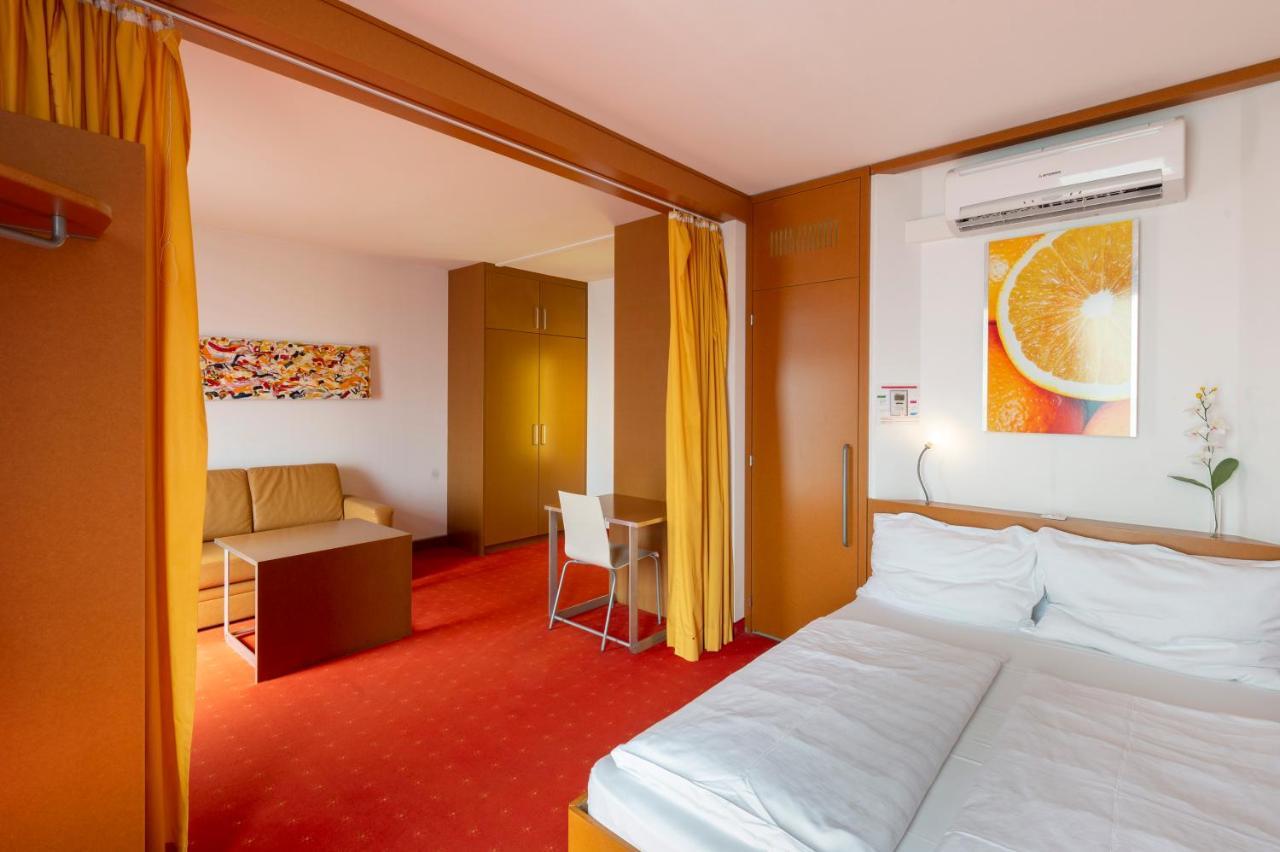 Отель Orange Wings Krems Экстерьер фото